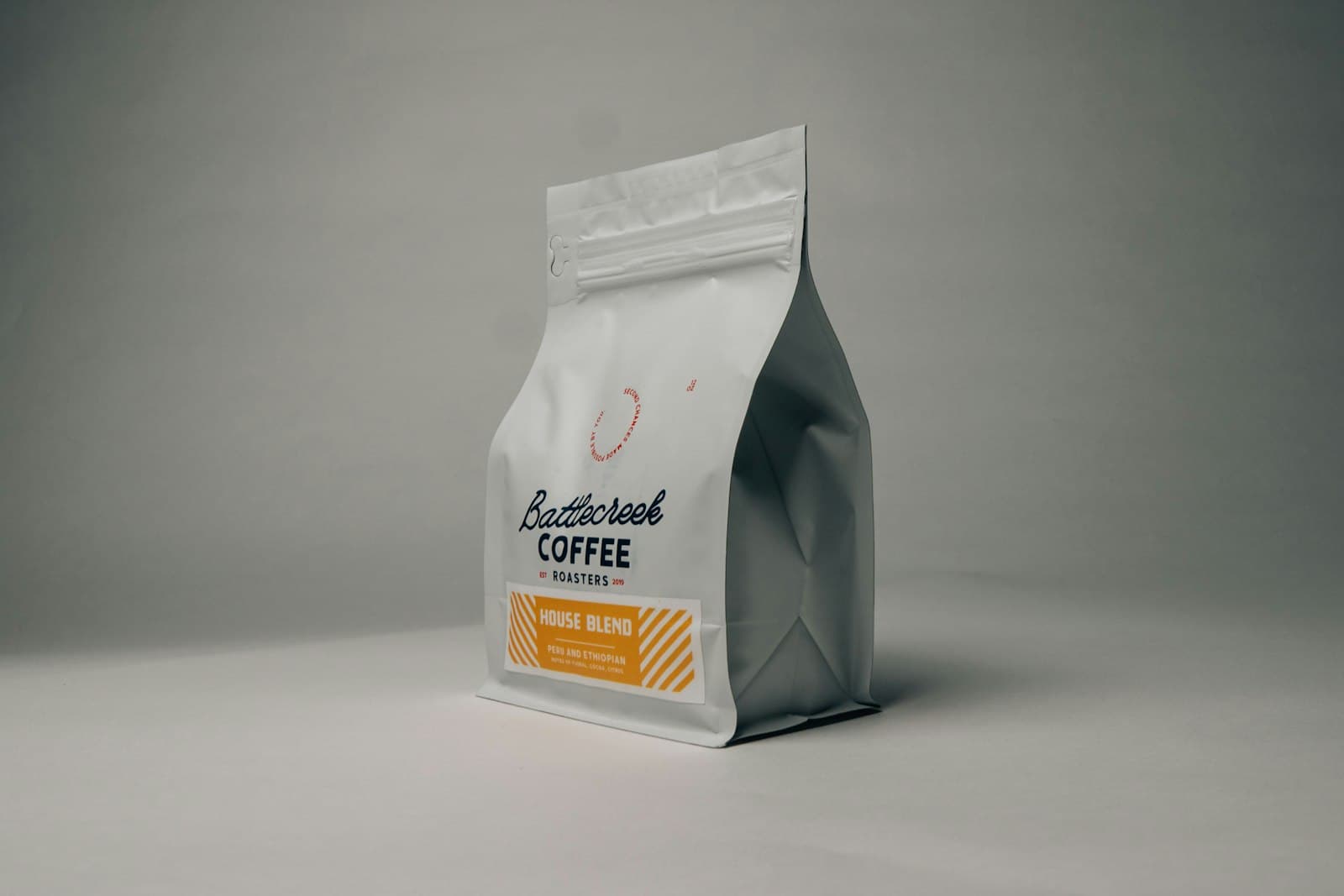 Specialty-Kaffeebeutel auf der Theke