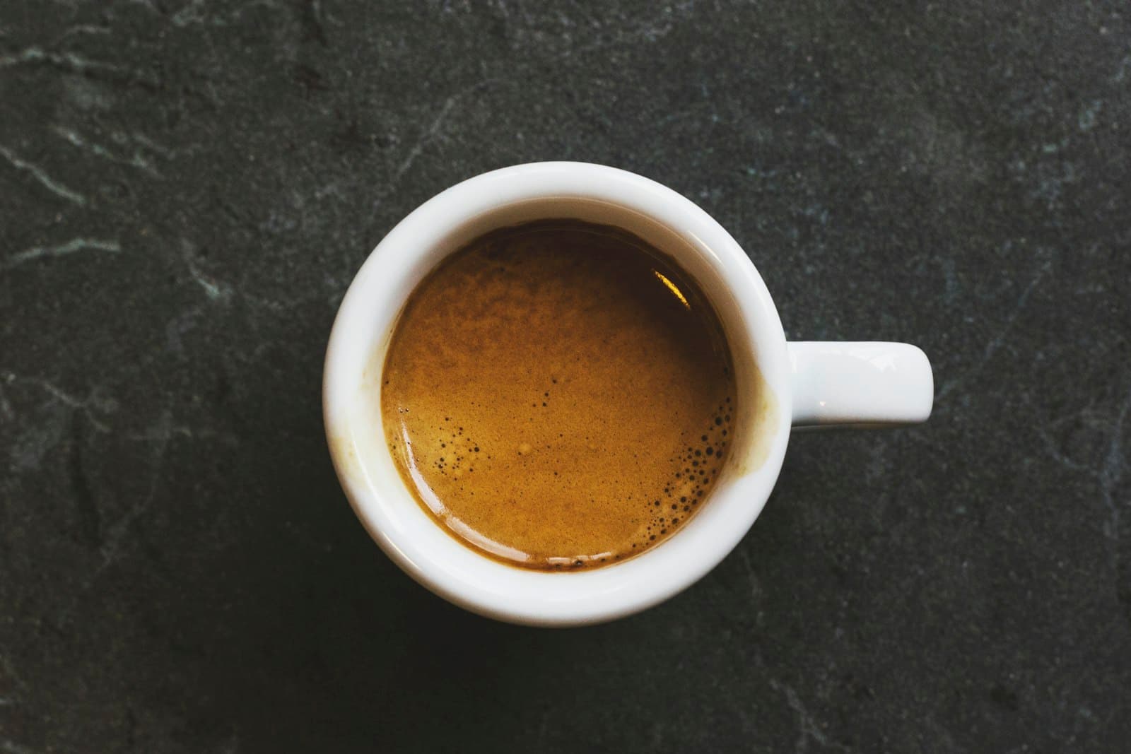 Frischer Espresso in einer Tasse